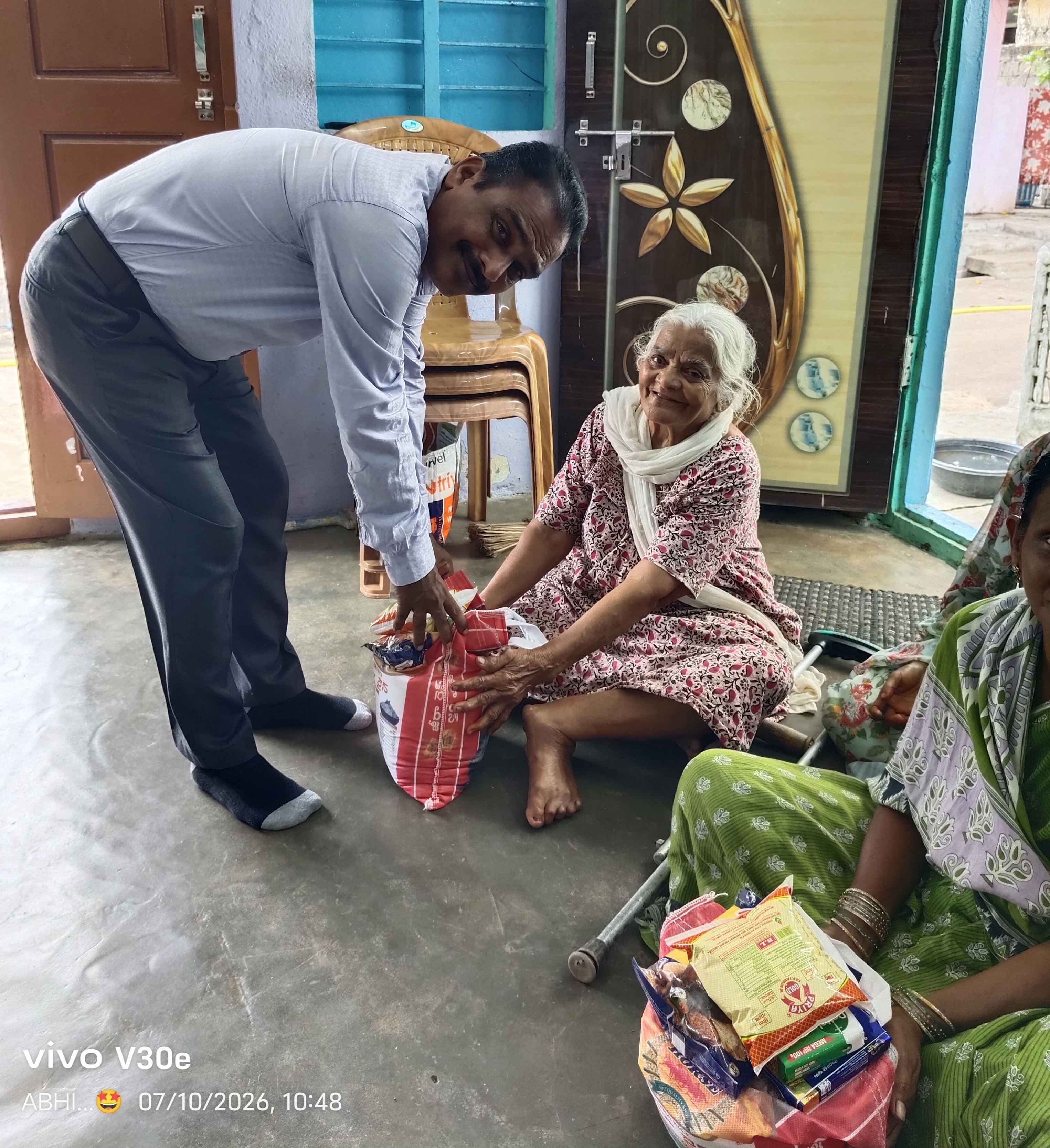 నిత్యావసరం వస్తువులు పంపిణీ